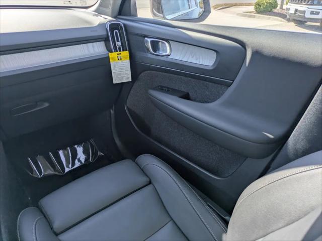 2025 Volvo XC40 B5 Plus Bright Theme