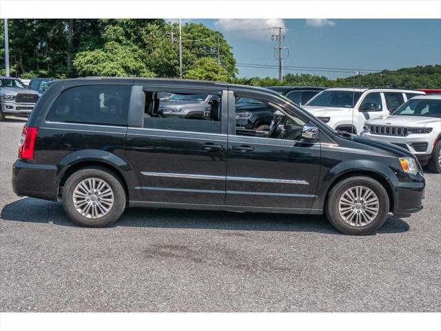 2014 Chrysler Town and Country Touring-L