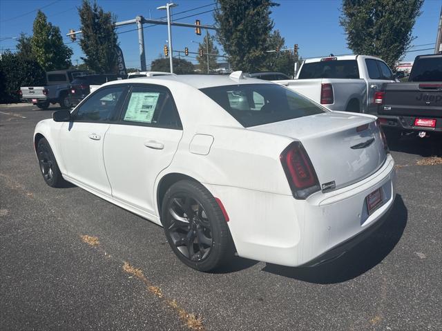 2023 Chrysler 300 Touring L