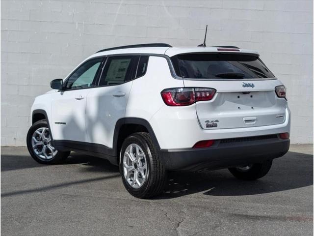 2025 Jeep Compass COMPASS LATITUDE 4X4