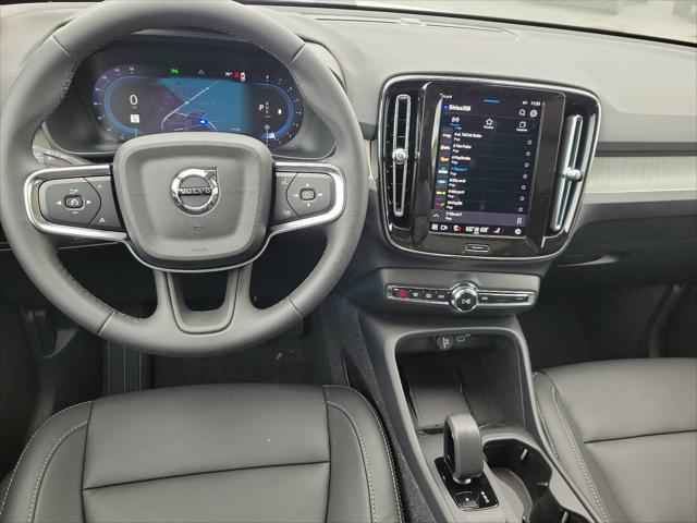 2025 Volvo XC40 B5 Core Bright Theme