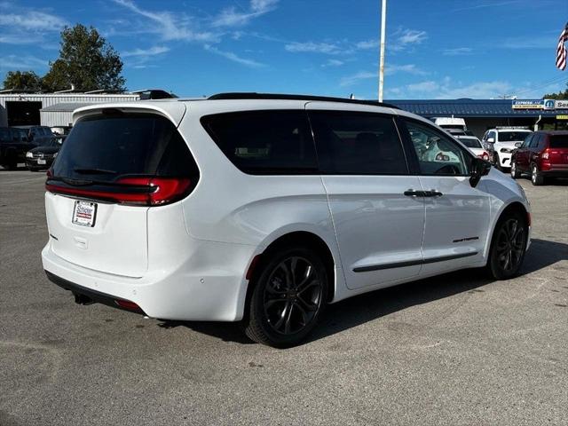 2024 Chrysler Pacifica PACIFICA TOURING L