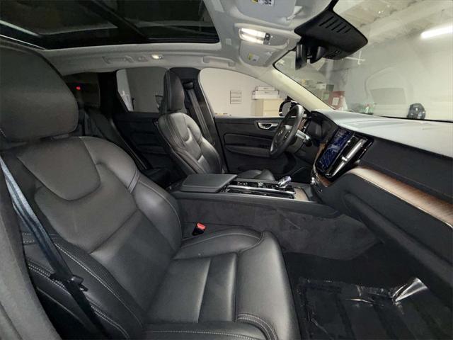 2024 Volvo XC60 Recharge T8 Ultimate Dark Theme