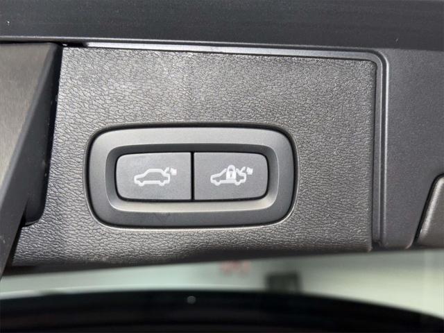 2024 Volvo XC60 Recharge T8 Ultimate Dark Theme