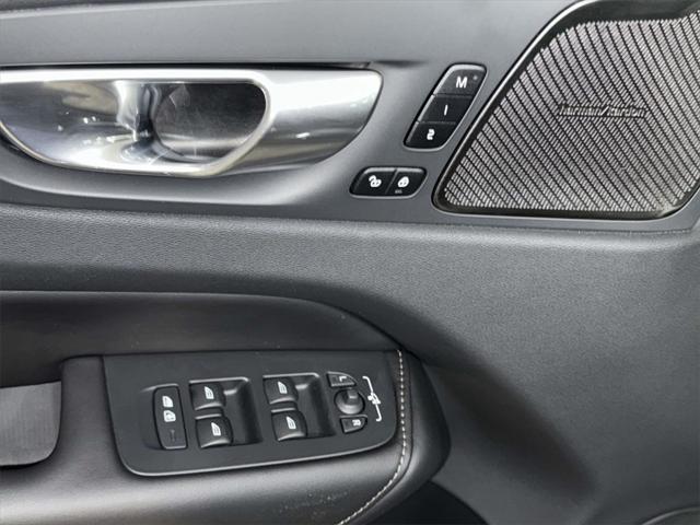 2024 Volvo XC60 Recharge T8 Ultimate Dark Theme