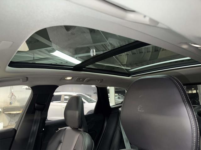 2024 Volvo XC60 Recharge T8 Ultimate Dark Theme