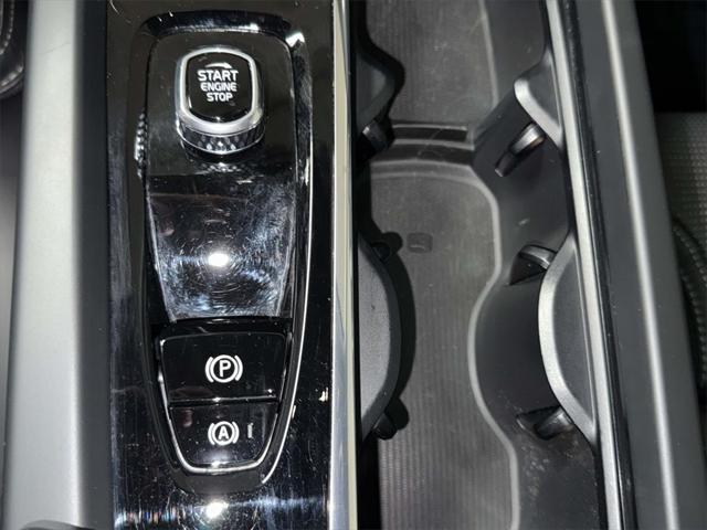 2024 Volvo XC60 Recharge T8 Ultimate Dark Theme