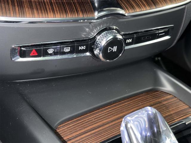 2024 Volvo XC60 Recharge T8 Ultimate Dark Theme