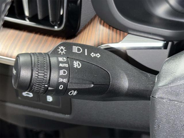 2024 Volvo XC60 Recharge T8 Ultimate Dark Theme