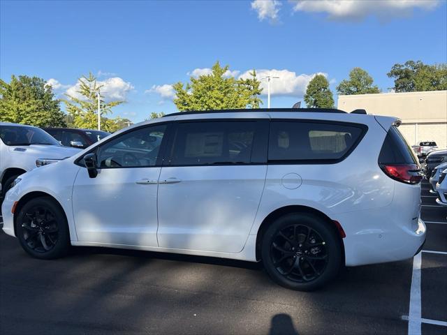 2024 Chrysler Pacifica PACIFICA TOURING L