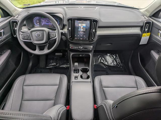 2025 Volvo XC40 B5 Core Bright Theme