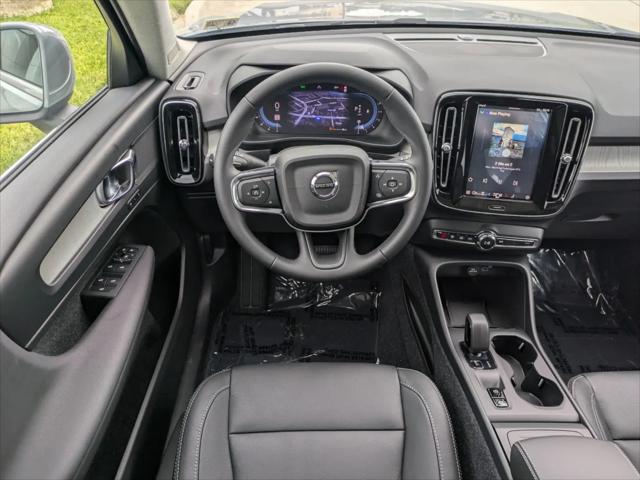 2025 Volvo XC40 B5 Core Bright Theme