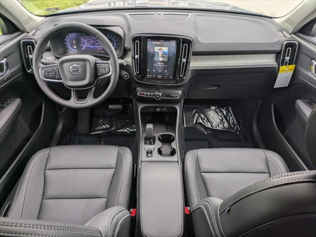 2025 Volvo XC40 B5 Core Bright Theme
