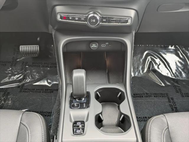 2025 Volvo XC40 B5 Core Bright Theme