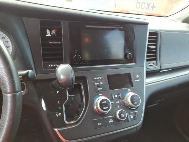 2017 Toyota Sienna SE Premium 8 Passenger