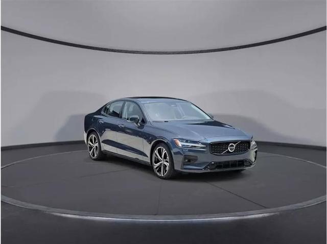 2024 Volvo S60 B5 Core Dark Theme