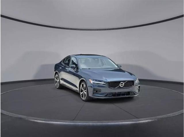 2024 Volvo S60 B5 Core Dark Theme