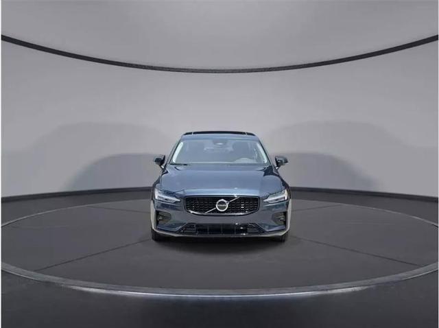 2024 Volvo S60 B5 Core Dark Theme