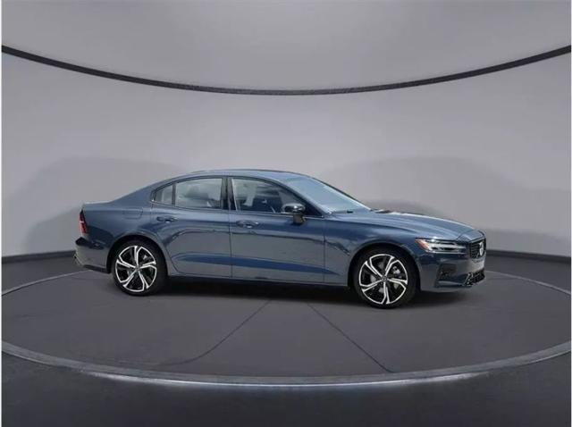2024 Volvo S60 B5 Core Dark Theme
