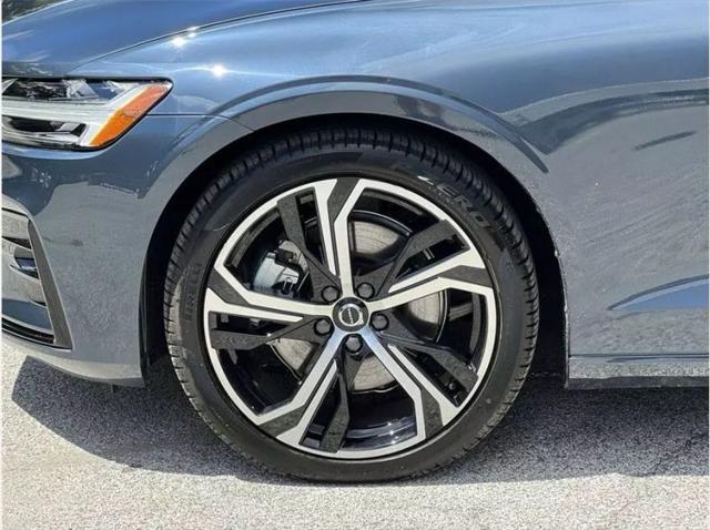 2024 Volvo S60 B5 Core Dark Theme