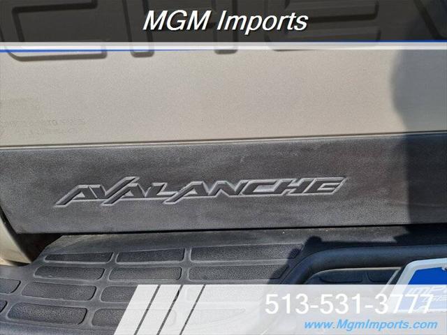 2004 Chevrolet Avalanche Base