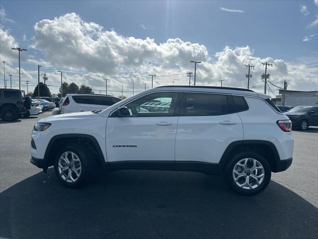 2025 Jeep Compass COMPASS LATITUDE 4X4