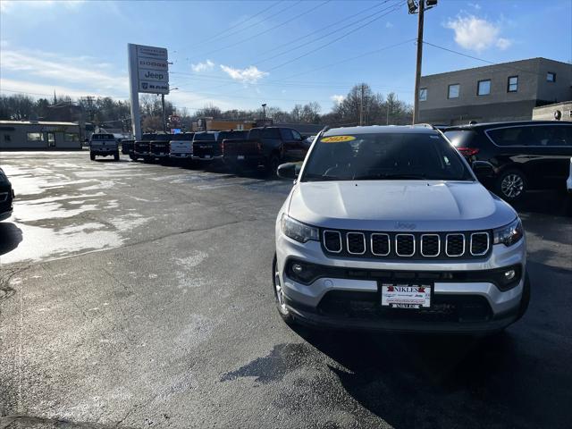 2025 Jeep Compass COMPASS LATITUDE 4X4