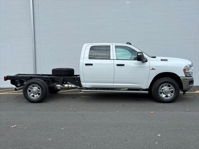 2024 RAM Ram 3500 Chassis Cab RAM 3500 TRADESMAN CREW CAB CHASSIS 4X4 60 CA