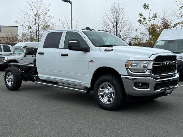 2024 RAM Ram 3500 Chassis Cab RAM 3500 TRADESMAN CREW CAB CHASSIS 4X4 60 CA