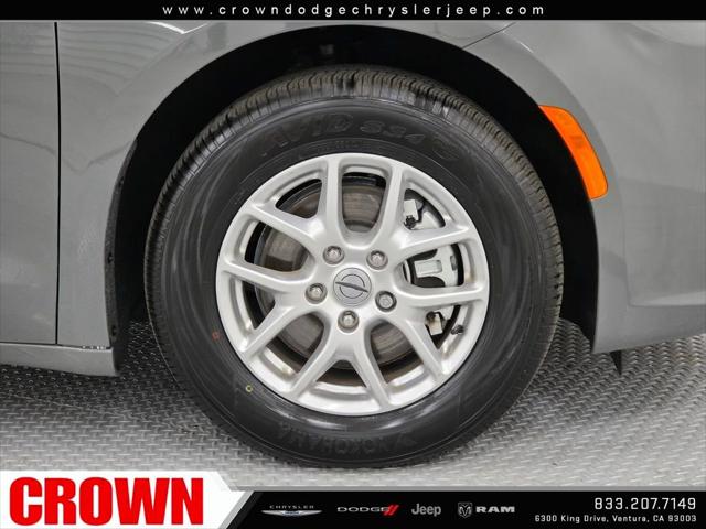 2025 Chrysler Pacifica Select