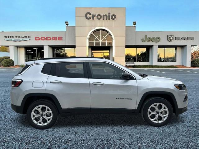 2025 Jeep Compass COMPASS LATITUDE 4X4