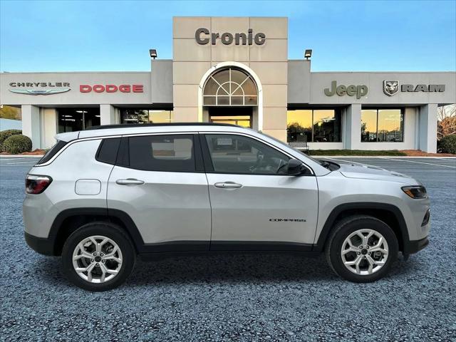 2025 Jeep Compass COMPASS LATITUDE 4X4