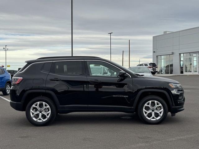 2025 Jeep Compass COMPASS LATITUDE 4X4