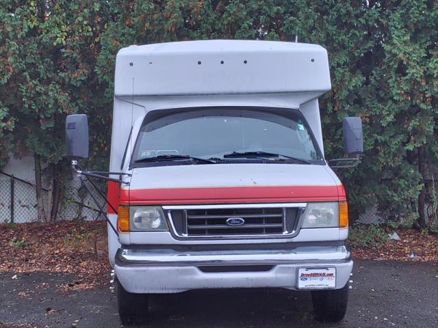 2004 Ford E-350Sd Standard Cutaway