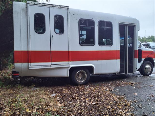 2004 Ford E-350Sd Standard Cutaway