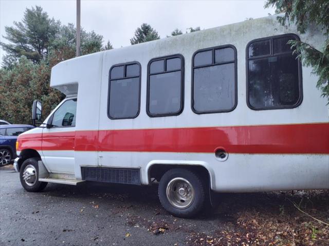2004 Ford E-350Sd Standard Cutaway