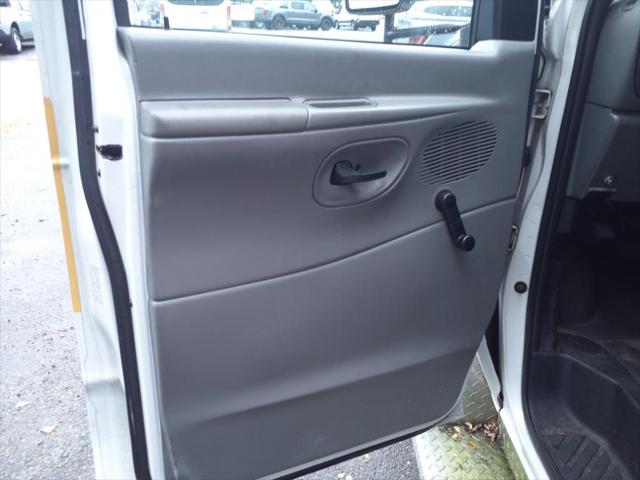 2004 Ford E-350Sd Standard Cutaway