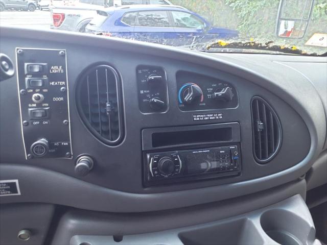 2004 Ford E-350Sd Standard Cutaway