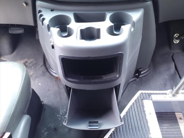 2004 Ford E-350Sd Standard Cutaway