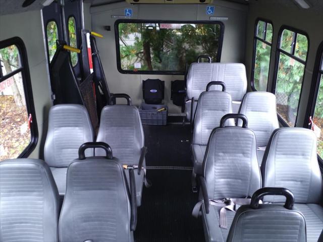 2004 Ford E-350Sd Standard Cutaway