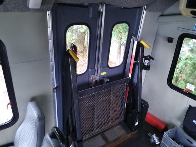 2004 Ford E-350Sd Standard Cutaway
