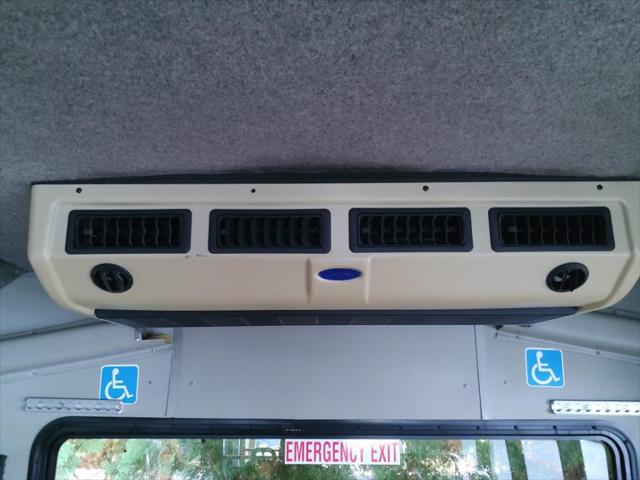 2004 Ford E-350Sd Standard Cutaway
