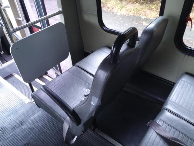 2004 Ford E-350Sd Standard Cutaway