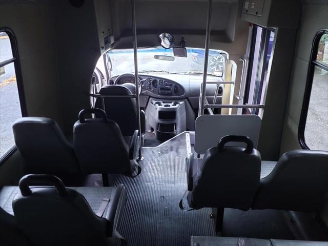 2004 Ford E-350Sd Standard Cutaway