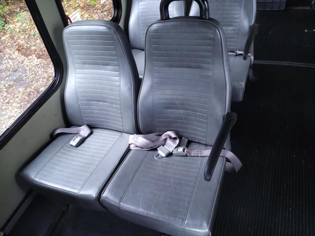 2004 Ford E-350Sd Standard Cutaway