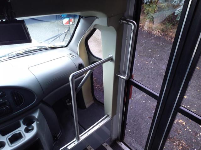 2004 Ford E-350Sd Standard Cutaway