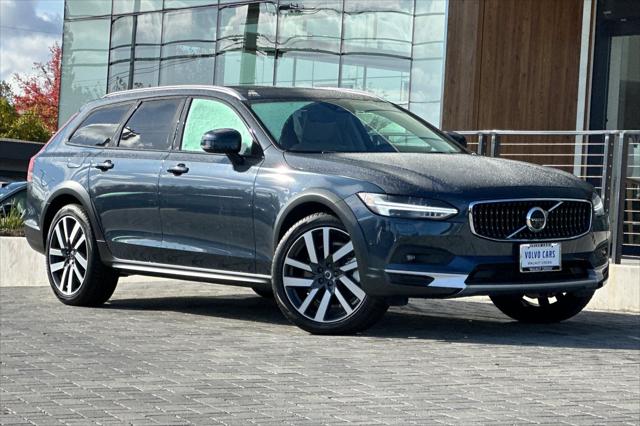 2025 Volvo V90 Cross Country Ultra, B6 AWD Gas (mild hybrid)