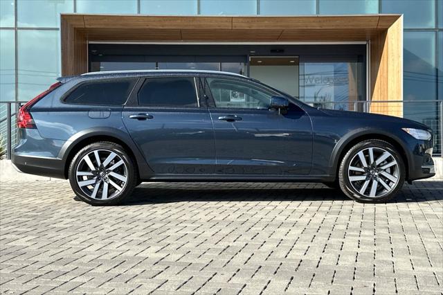 2025 Volvo V90 Cross Country Ultra, B6 AWD Gas (mild hybrid)