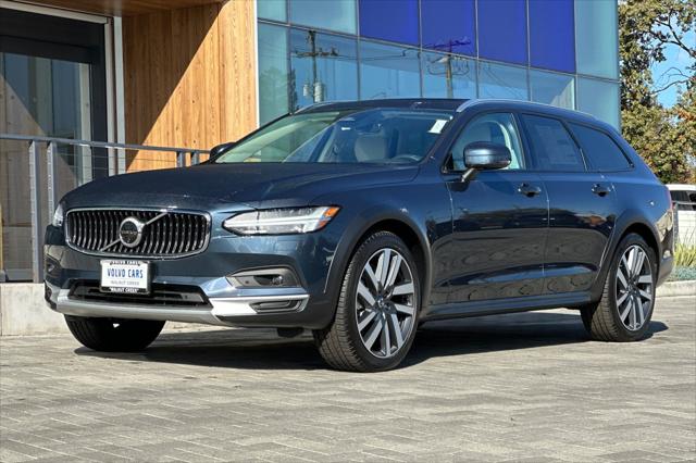 2025 Volvo V90 Cross Country Ultra, B6 AWD Gas (mild hybrid)