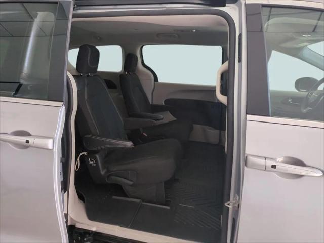 2022 Chrysler Voyager LX